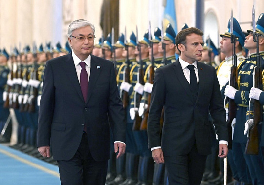 Франция хочет бросить вызов России: что делал Макрон в Центральной Азии?