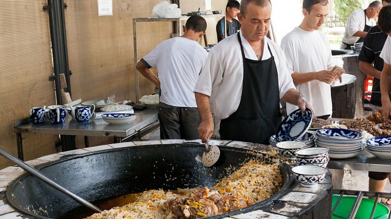 Британское издание The Guardian включило узбекский плов в список лучших уличных блюд