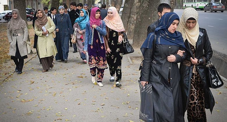 Никаких тапочек и декольте: в Таджикистане утвердили одежду для женщин