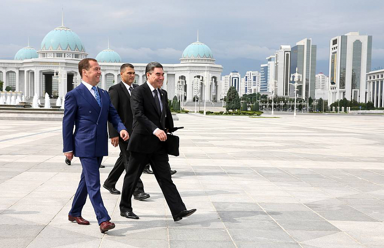 Медведев встретится с президентом Туркмении на Каспийском форуме