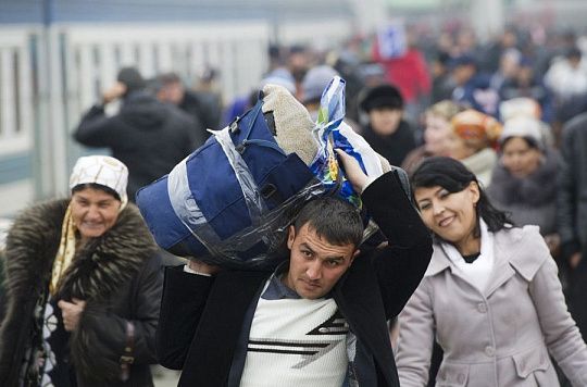 Россия упрощает законодательство о трудовой миграции: мигранты – за, россияне – против