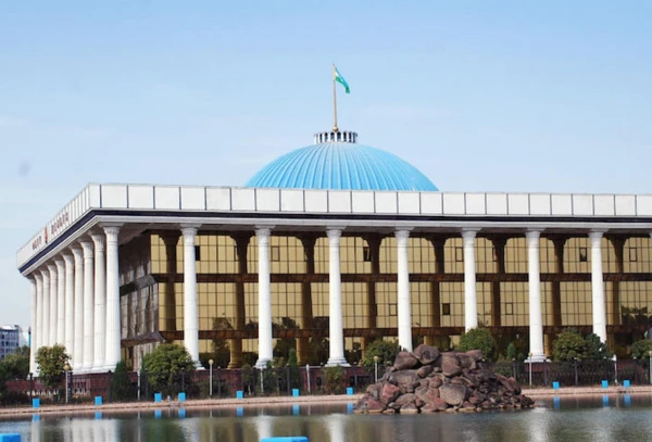 Кадровые перестановки в Узбекистане: с портфелем на выход