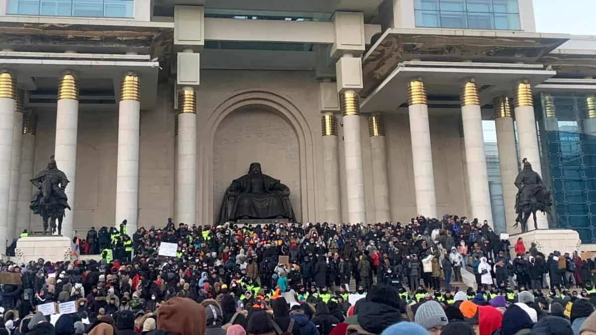 Монголия власть. Дворец правительства Монголии. Монголия митинг 2022. Протесты в Монголии.