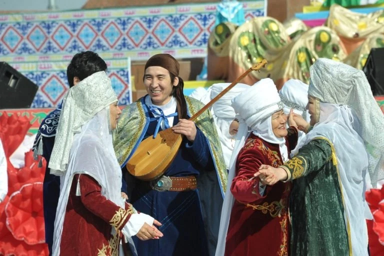 Праздник Амал VS коронавирус: почему казахстанцам запретили обниматься в праздник