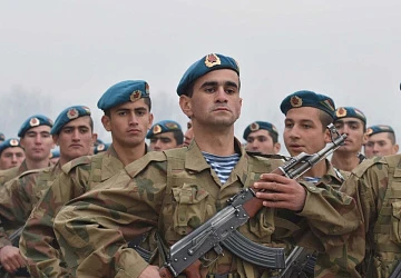 Какую роль играет армия в политической системе Таджикистана?